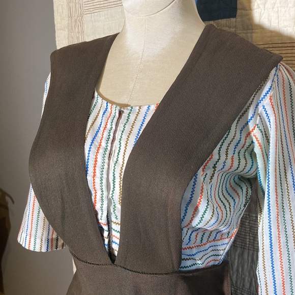 1940s Vintage Green Wool Pinafore Dress - Picture 3 of 9